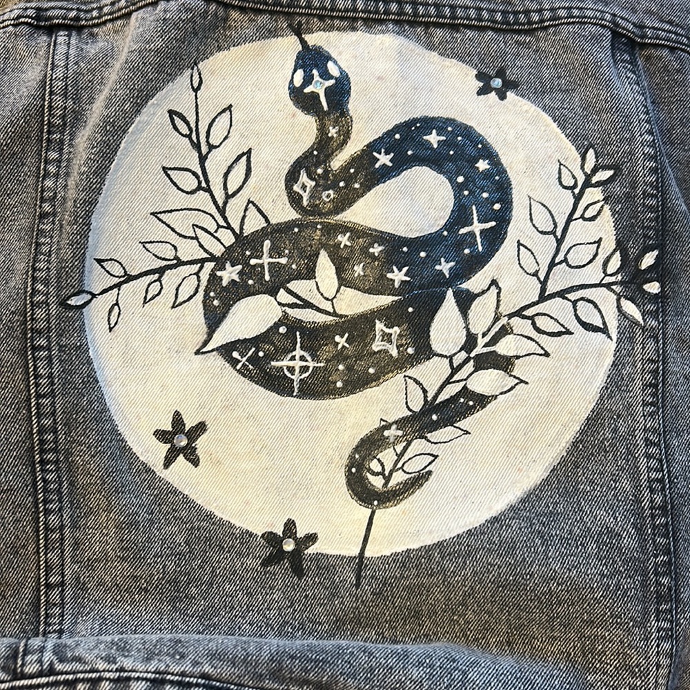 Grey jean jacket with design - Picture 3 of 8